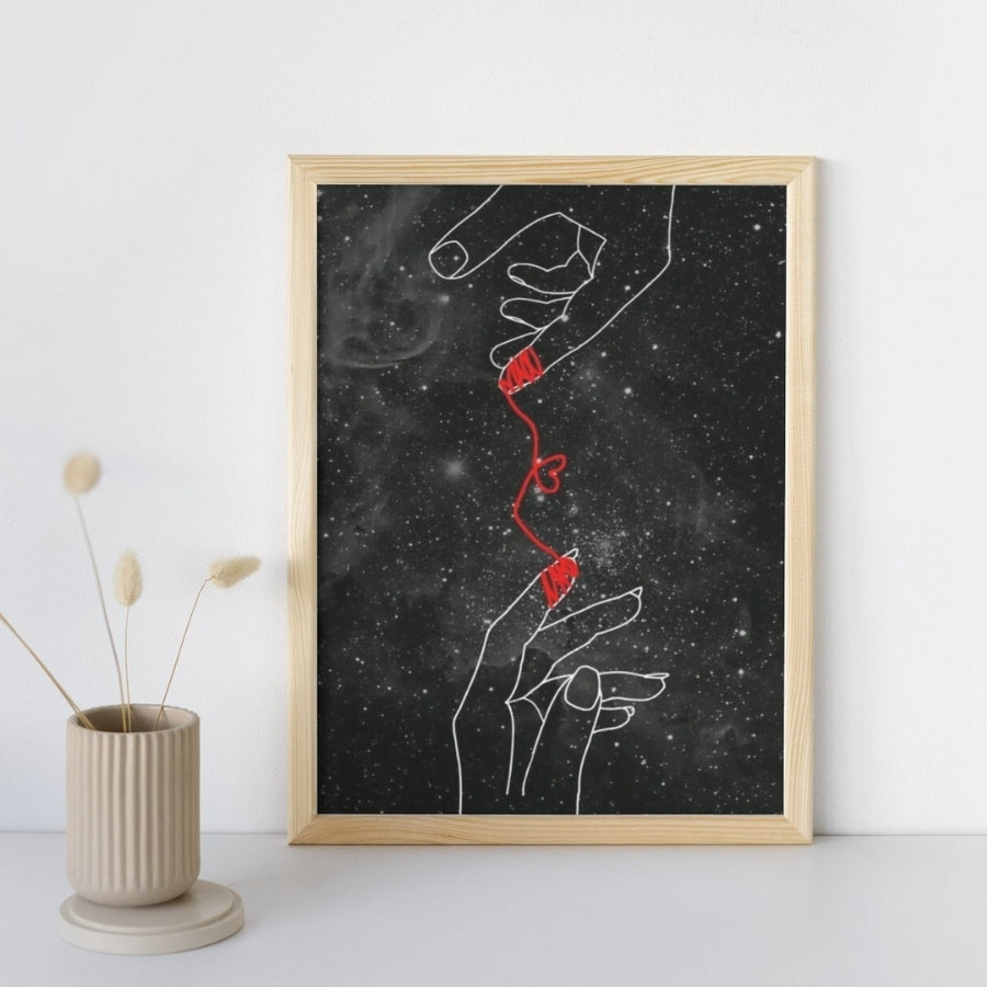 Affiche minimaliste illustrant deux mains reliées par un fil rouge symbolique, représentant l’amour prédestiné et le lien invisible entre deux âmes.